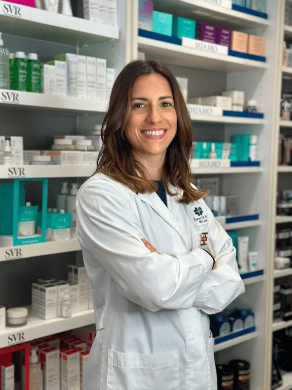 Una farmacista di Farmacie Stilo al banco