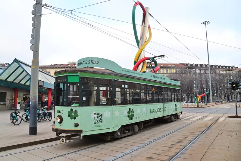 Un tram con la campagna Farmacie Stilo nelle strade di Milano