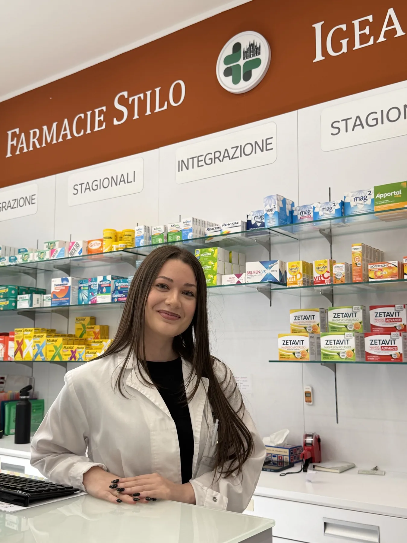 Erica al banco di una farmacia della rete Farmacie Stilo
