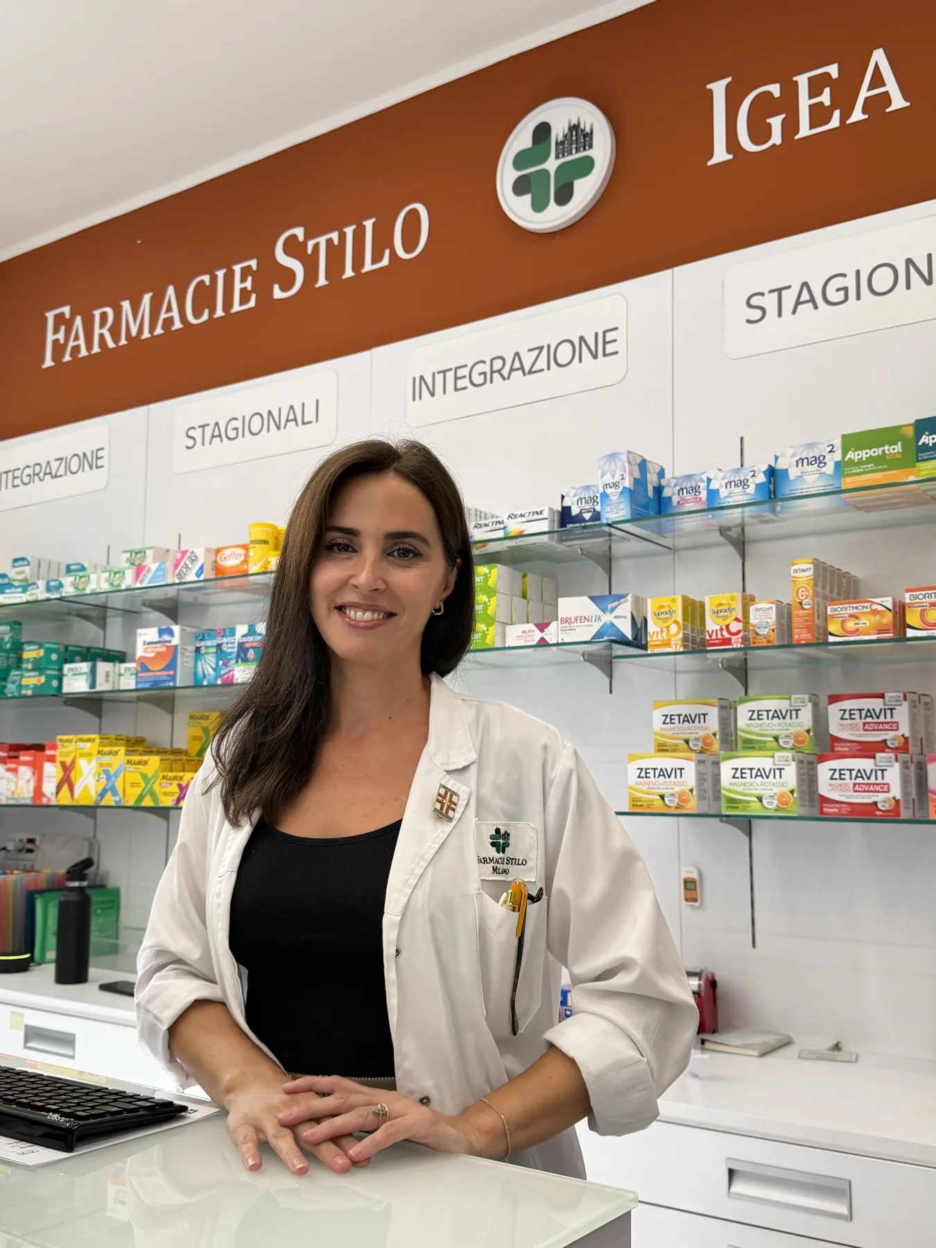 Ingrid al banco di una farmacia della rete Farmacie Stilo