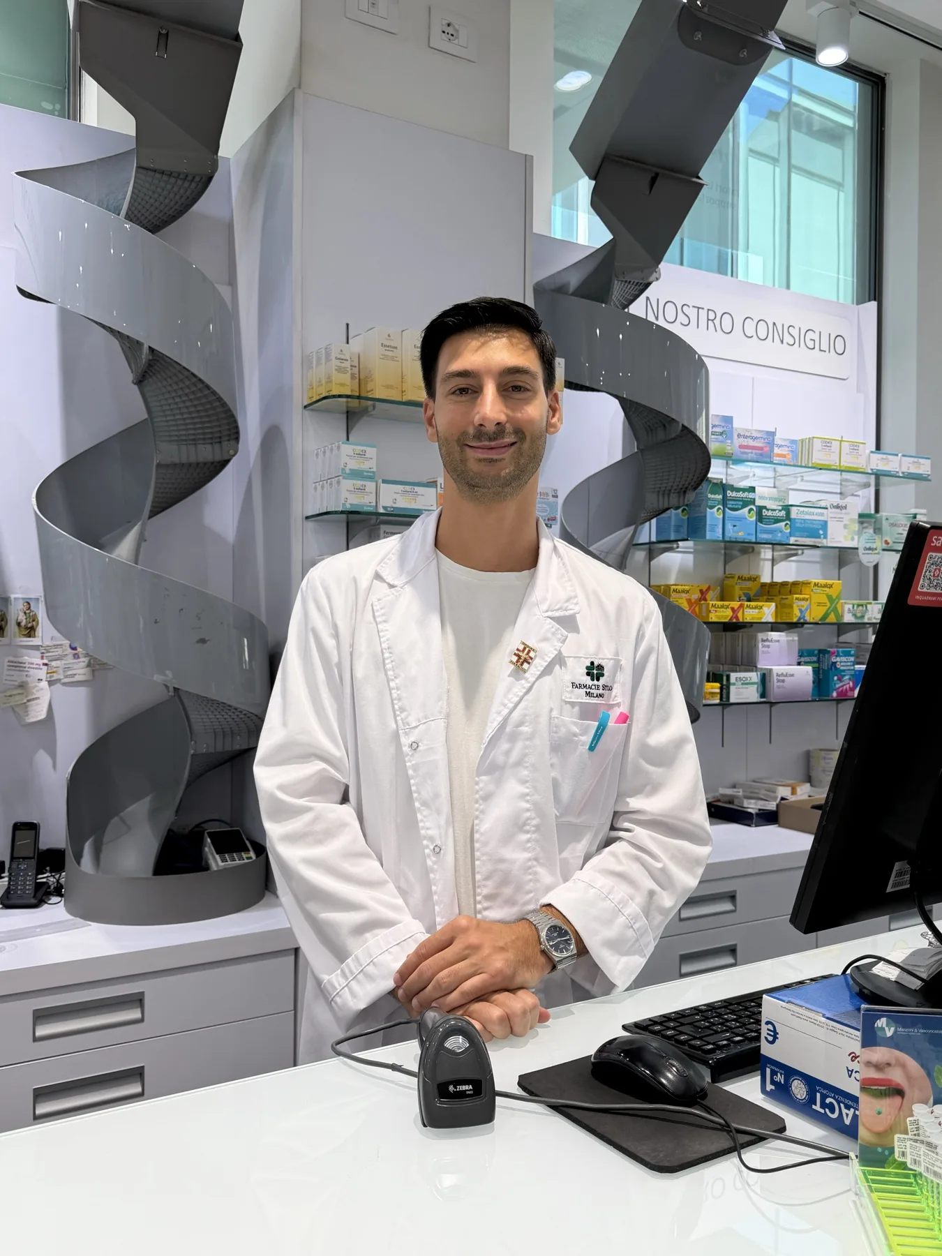 Kevin, farmacista della rete Farmacie Stilo, al banco
