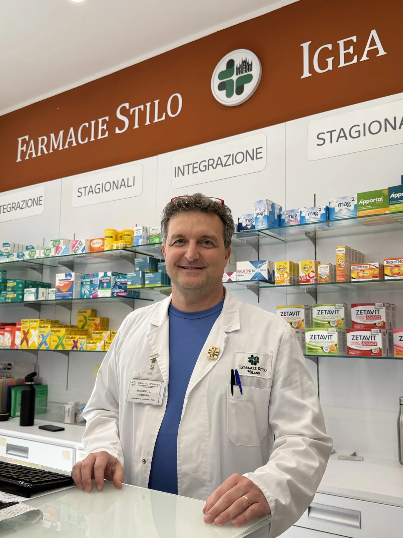 Max al banco di una farmacia della rete Farmacie Stilo