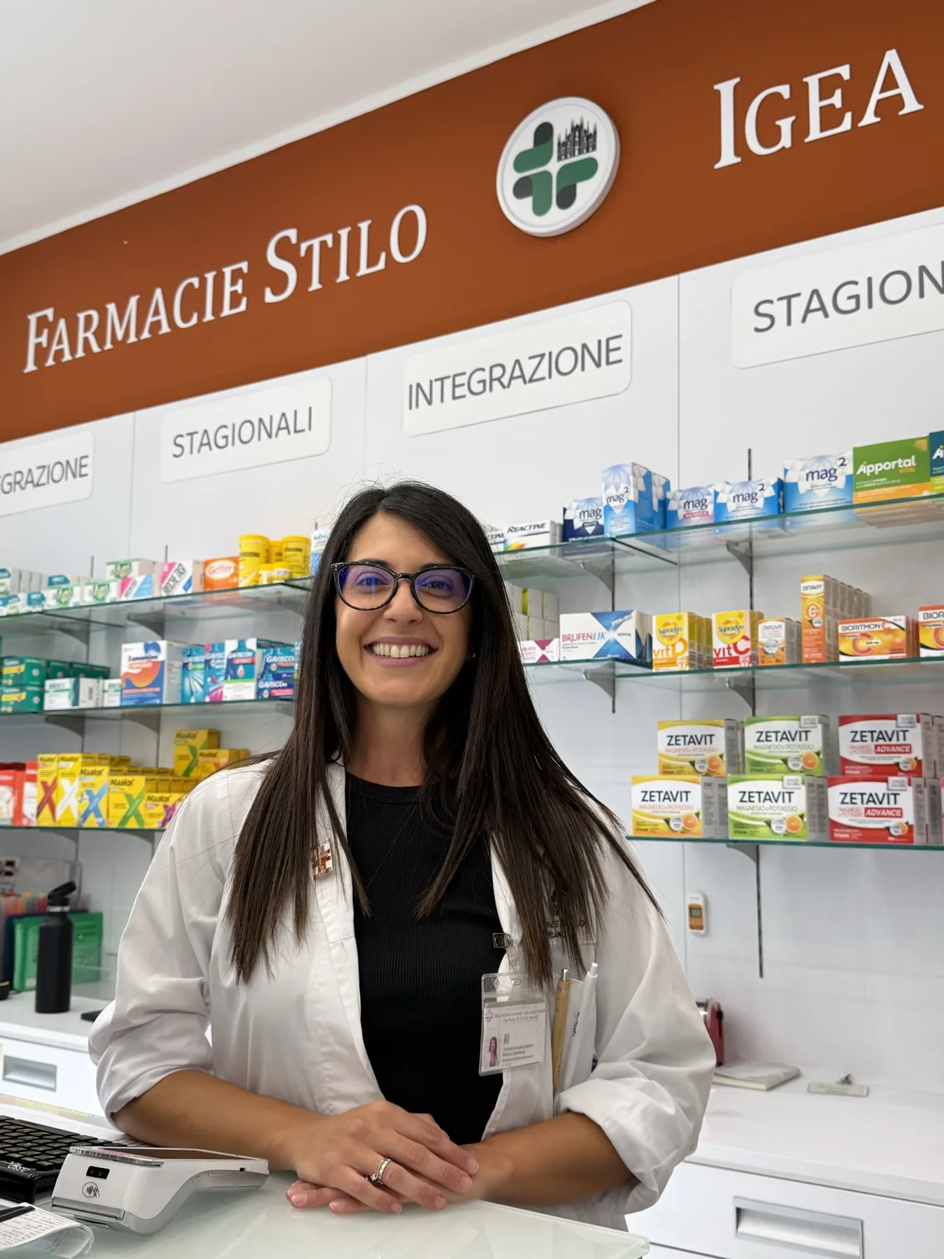 Michela, farmacista della rete Farmacie Stilo, al banco