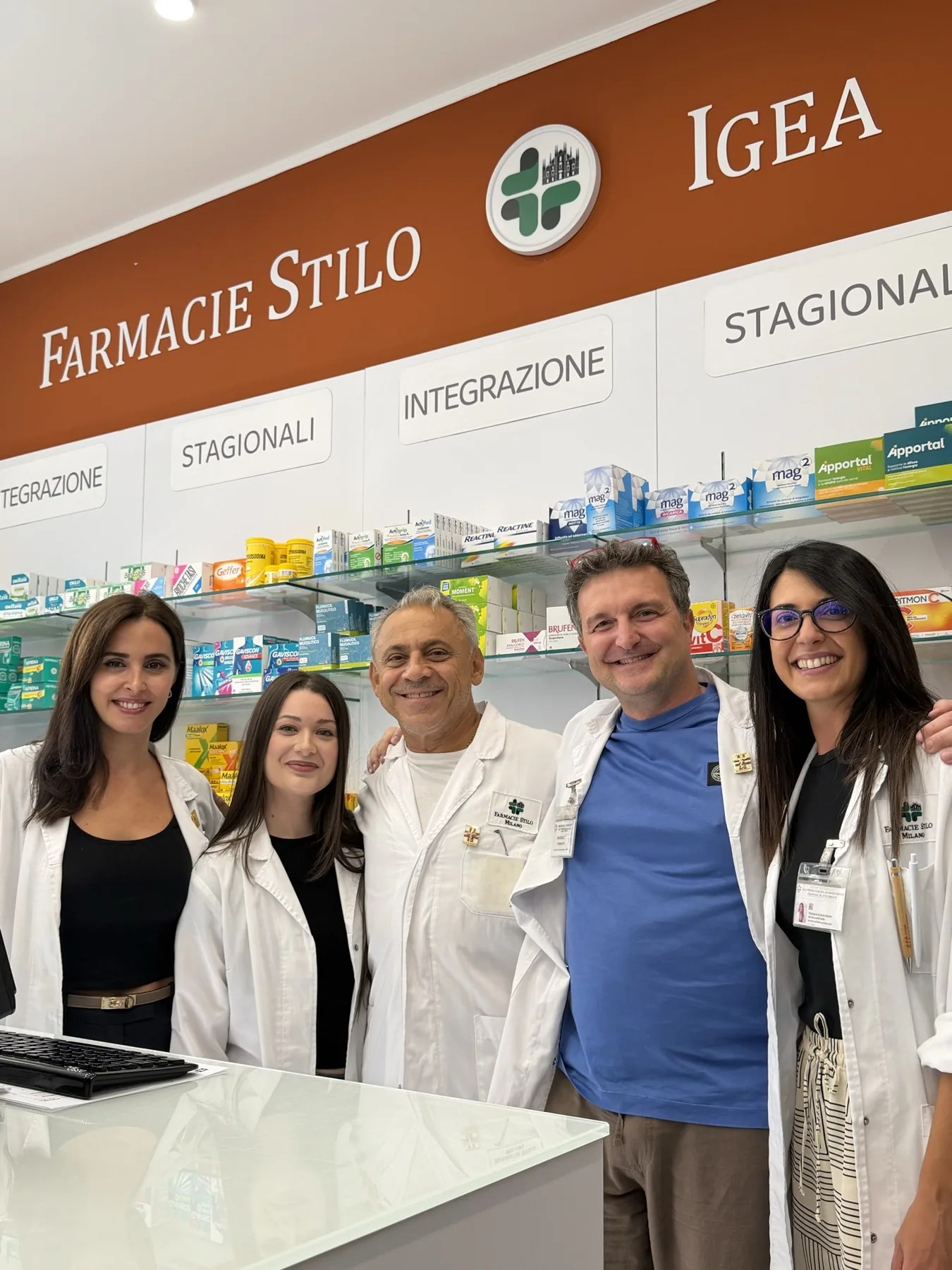 Un gruppo di farmacisti della rete Farmacie Stilo al banco