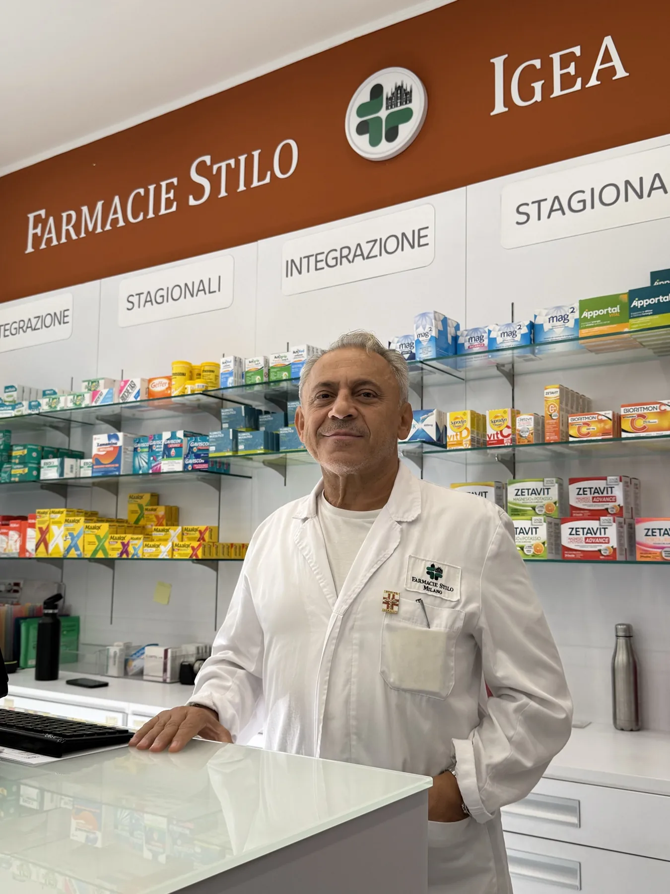 Un farmacista della rete Farmacie Stilo al banco