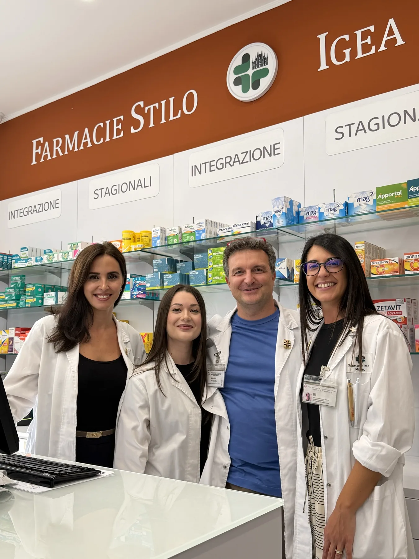 Un gruppo di farmacisti della rete Farmacie Stilo al banco